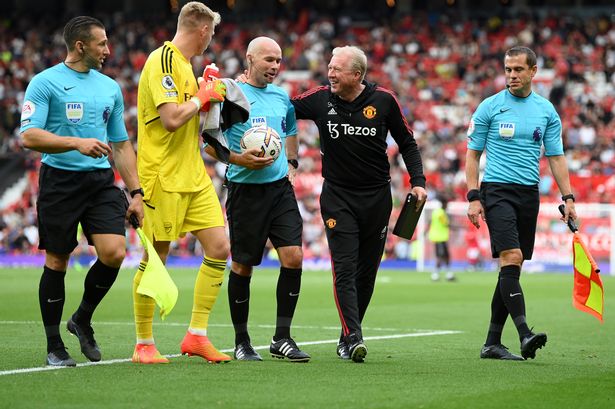 Los fanáticos del Arsenal envían un mensaje al árbitro Paul Tierney con un cántico hilarante contra el Manchester United