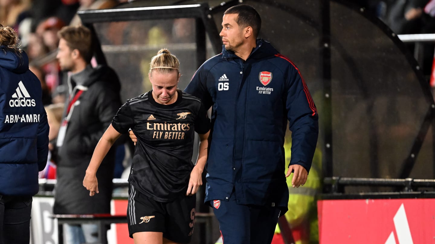 Beth Mead sufre una lesión en la cabeza y el Arsenal niega la sustitución por conmoción cerebral