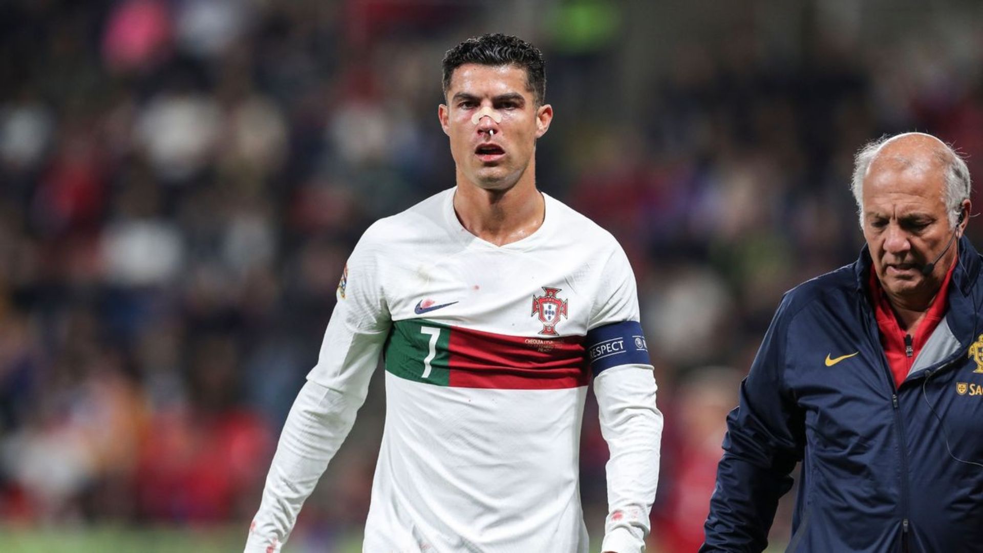 Cristiano Ronaldo sale ensangrentado tras terrible choque durante partido de Portugal