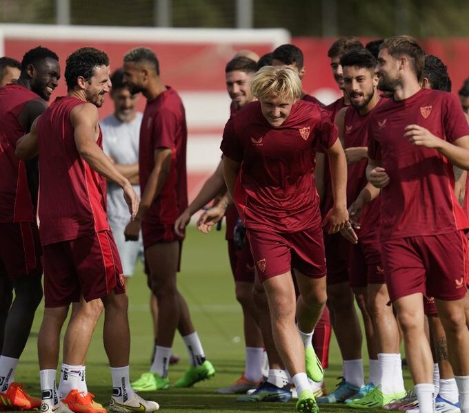 El Sevilla confirma la cesión de Kasper Dolberg procedente del OGC Nice para cerrar ventana de fichajes