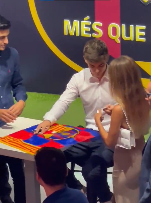 Ver: Gavi parece mantener el número de teléfono mientras firma autógrafos