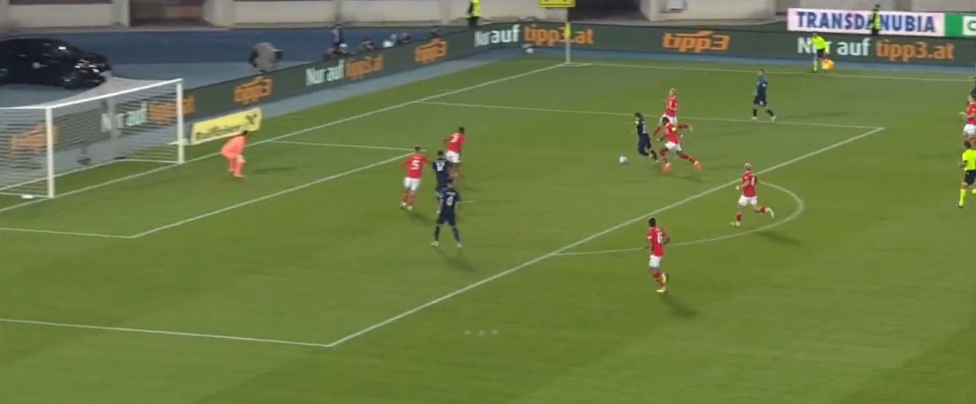 Luka Modric supera a su compañero de equipo David Alaba para marcar un gol en el servicio internacional