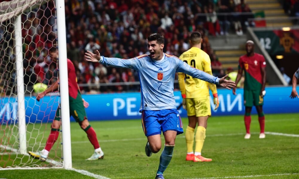 España goleó a casa el gol de la victoria tardía para hacerse con el primer puesto contra Portugal