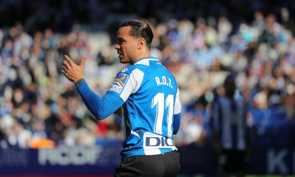 El director deportivo del Espanyol llama serio problema a Raúl de Tomás en medio de una guerra de palabras