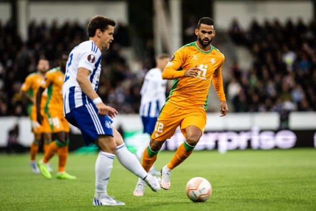 El Real Betis logra su primera victoria de grupo en la Europa League, pero a un costo