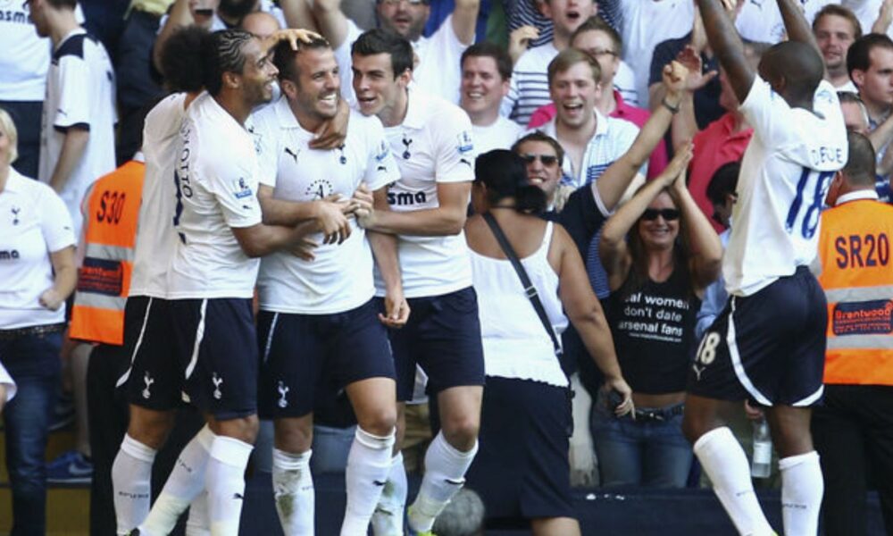 “… yendo a eso, desnudo!” – El exjugador revela que los jugadores de los Spurs tuvieron que ser separados en la ducha después de que los ánimos estallaron después del juego