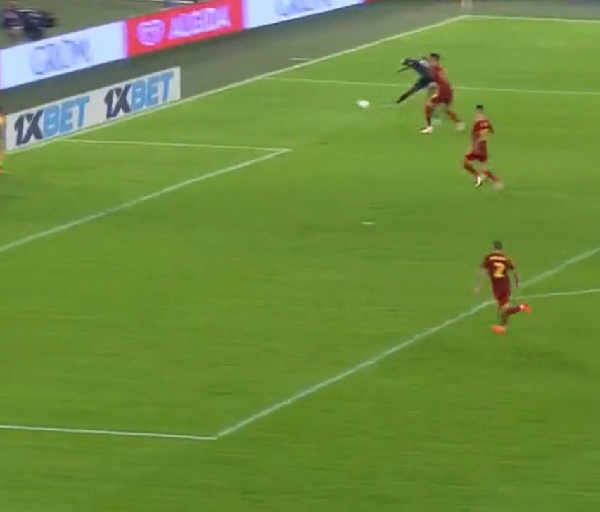 El objetivo de la transferencia del Manchester United, Victor Osimhen, anota un sensacional gol para el Napoli