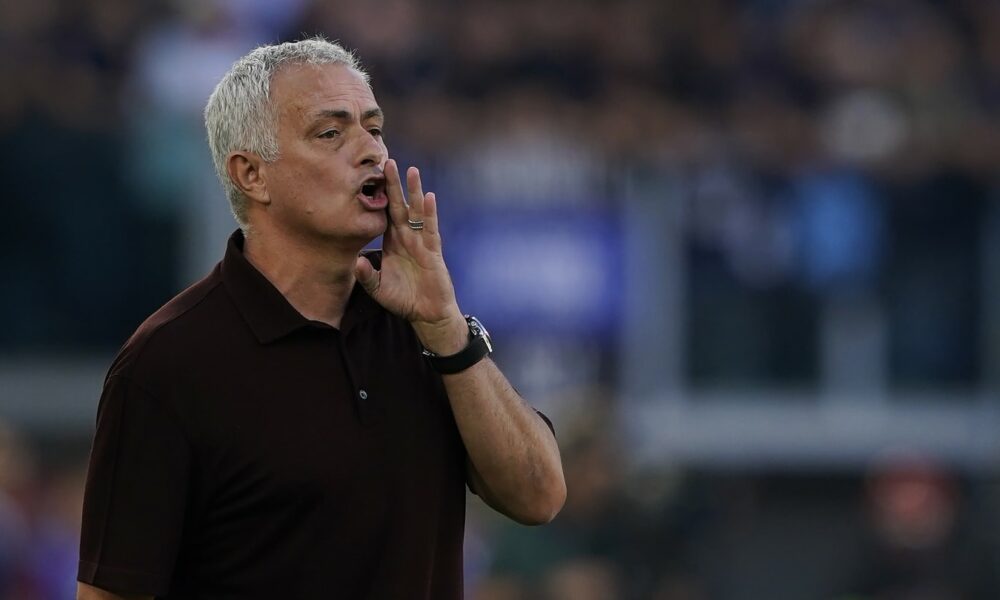 José Mourinho se graba viendo la victoria de la Roma sobre el Inter desde el autobús del equipo