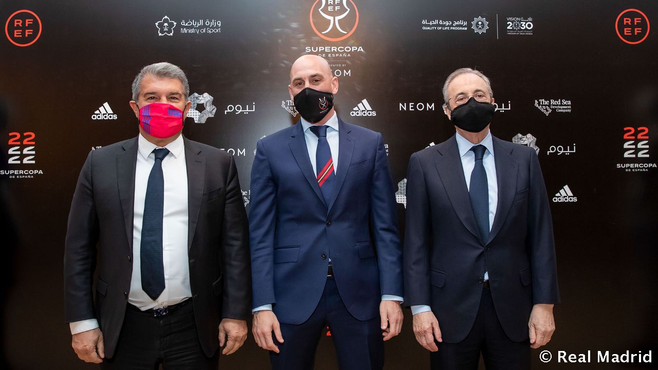 El presidente de la RFEF Luis Rubiales habla con Joan Laporta sobre el clásico