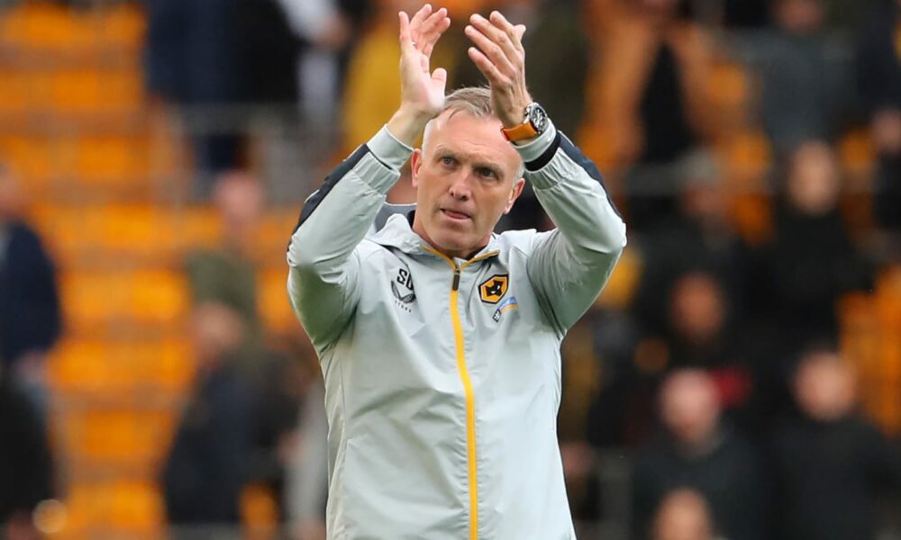 Steve Davis seguirá como técnico de los Wolves hasta 2023