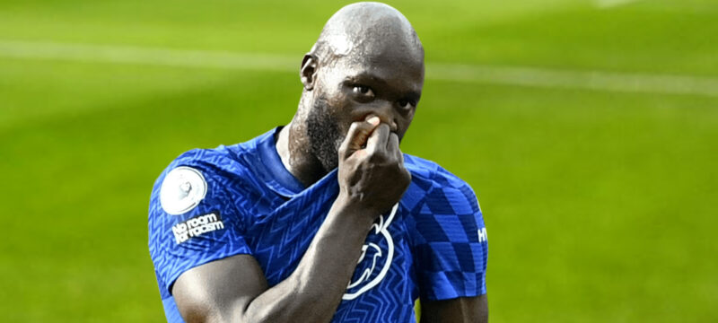 Ausilio le da un consejo a Romelu Lukaku, en medio de las especulaciones del Chelsea