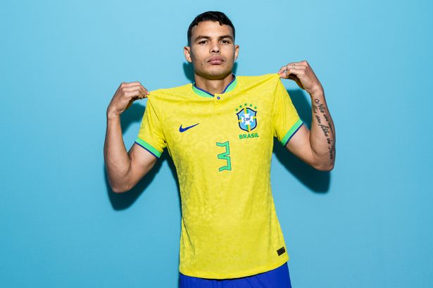 Thiago Silva rinde un emotivo homenaje al Chelsea, con un diseño de espinilleras, antes del partido de la Copa Mundial de Brasil