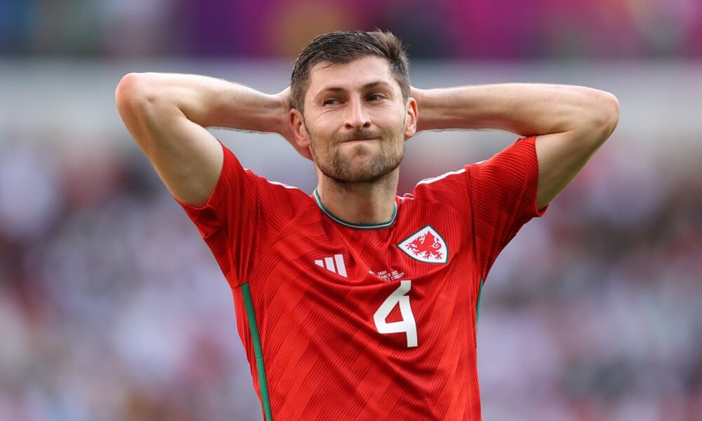 Ben Davies defiende a Aaron Ramsey y Gareth Bale antes del Gales-Inglaterra
