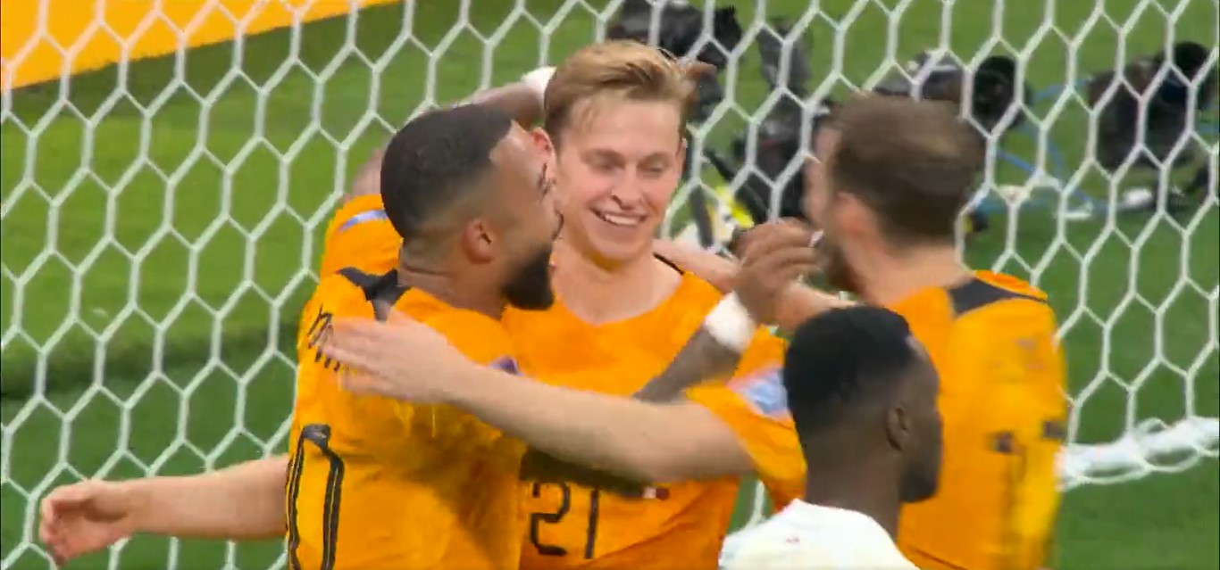 Memphis Depay y Frenkie de Jong se combinan para el gol de Holanda