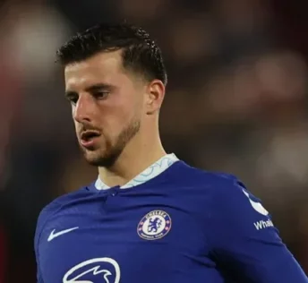 Hutton sorprendido por la decisión del contrato de Chelsea Mount