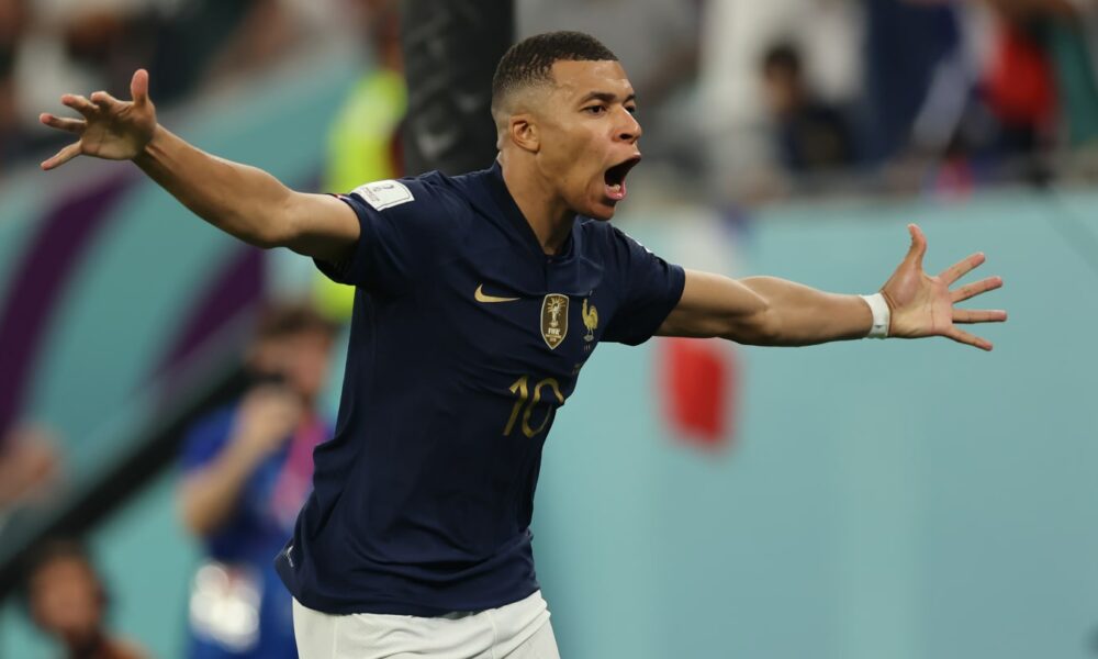 El doblete de Mbappe envía a Les Bleus a octavos de final