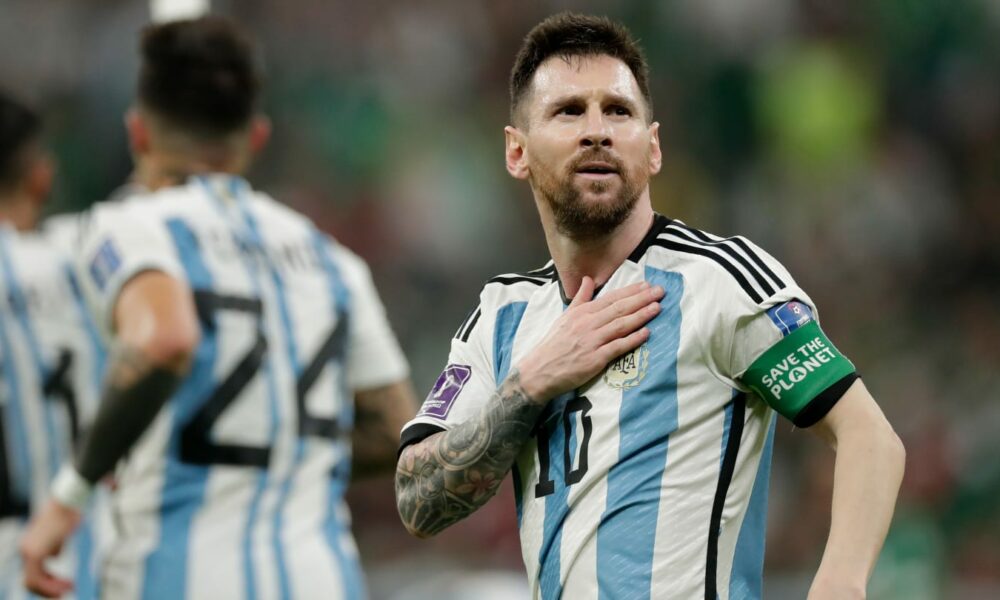 Lionel Messi arrastra a Argentina a una victoria que mantiene sus esperanzas en el Mundial