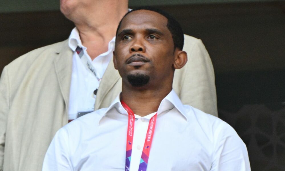 Samuel Eto’o filmado atacando a un hombre fuera del estadio de la Copa del Mundo
