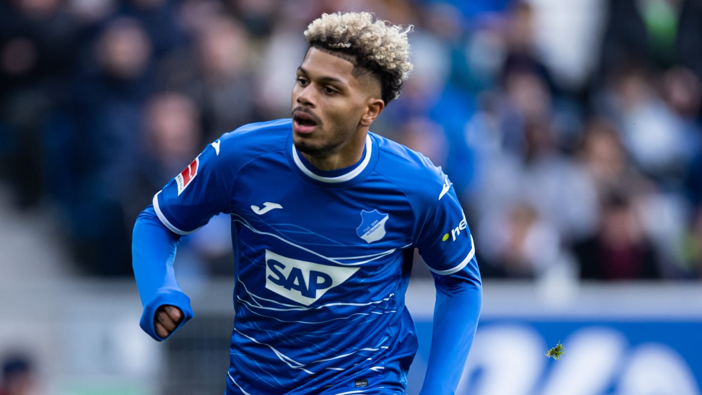 El objetivo de Leeds se somete a un examen médico antes del movimiento récord del club