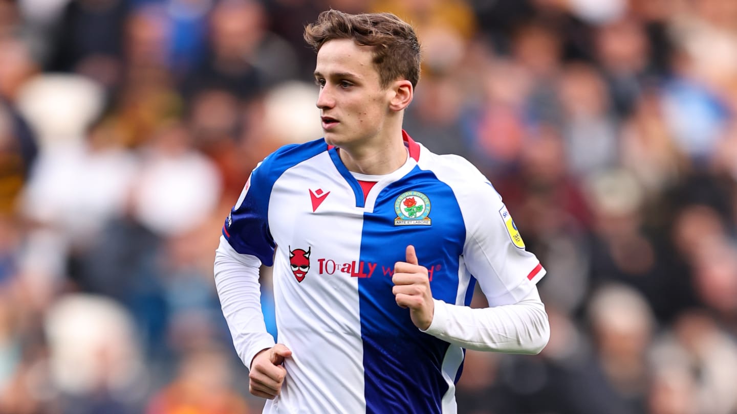 El Liverpool pone su fe en joven prometedor con nuevo contrato a largo plazo