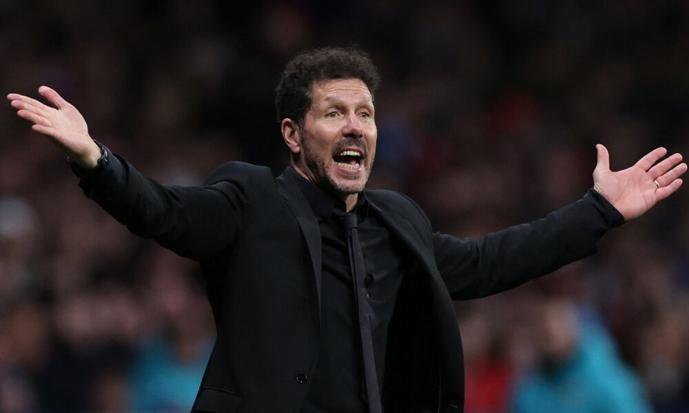 Diego Simeone frustrado por la falta de contundencia del Atlético de Madrid en la derrota contra el Barcelona