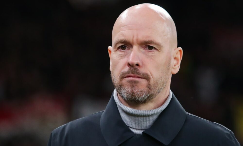 Erik ten Hag ingresa a Wembley antes de la final de la Copa Carabao