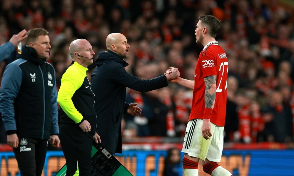 Erik ten Hag recrea el baile viral con los jugadores tras el triunfo de la Copa Carabao