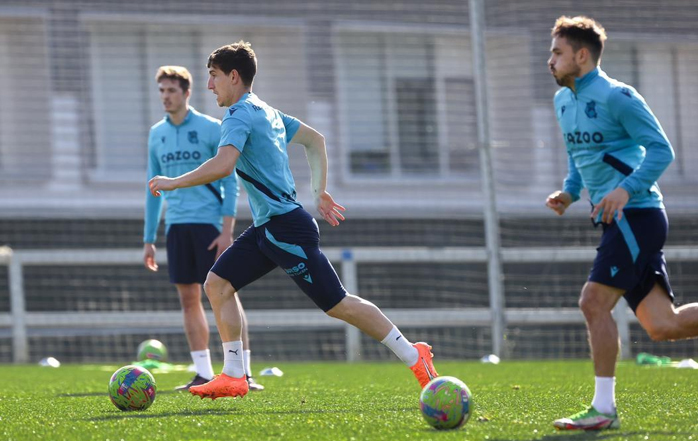 La estrella de la Real Sociedad lucha por recuperarse de una lesión, pero Andoni Gorosabel regresa para el choque de Valencia