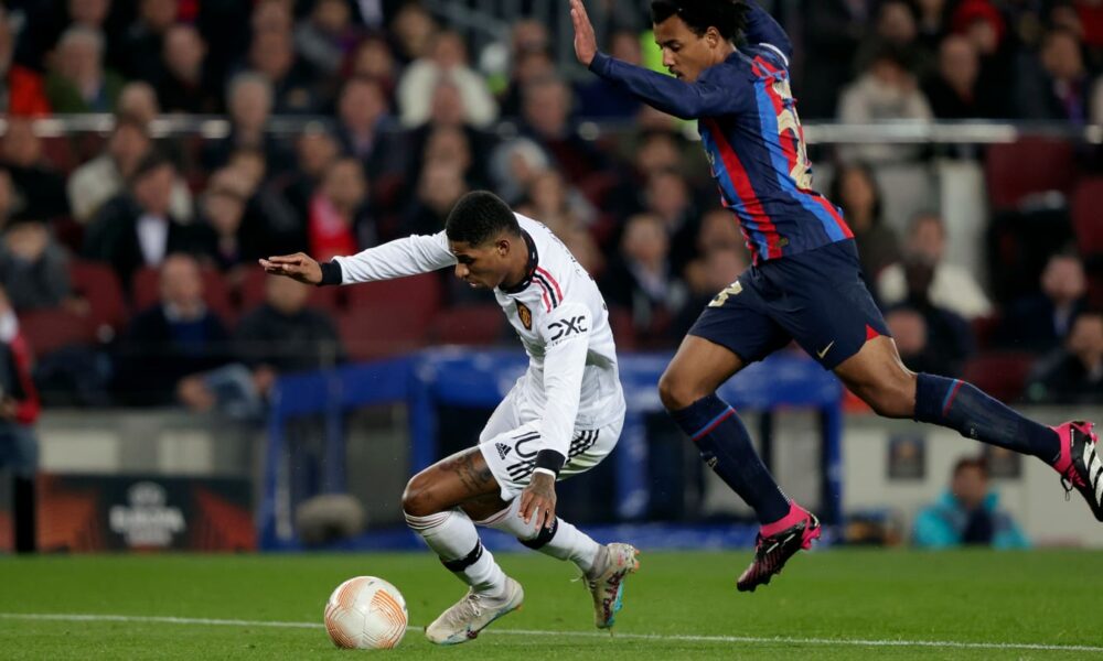 Marcus Rashford sorprendido por la decisión del árbitro en el empate del Manchester United con el Barcelona