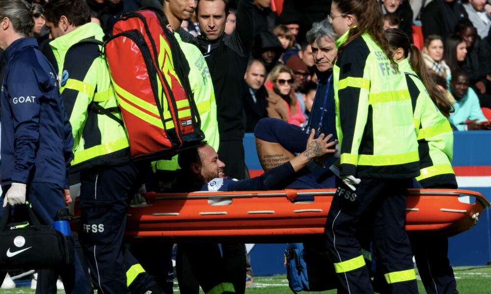 Neymar, en camilla con el PSG ante el Lille