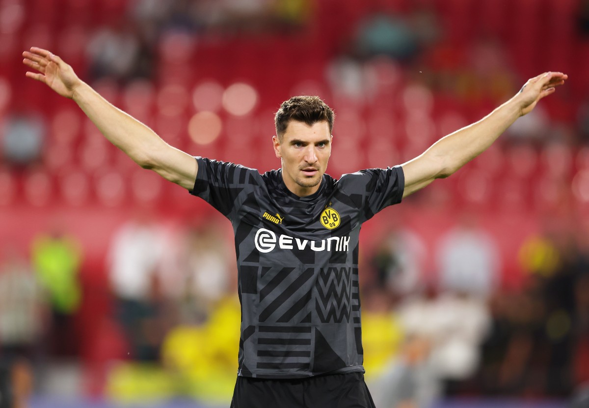 El Barcelona continúa monitoreando a la estrella de la Bundesliga, mientras buscan resolver los problemas de la espalda derecha