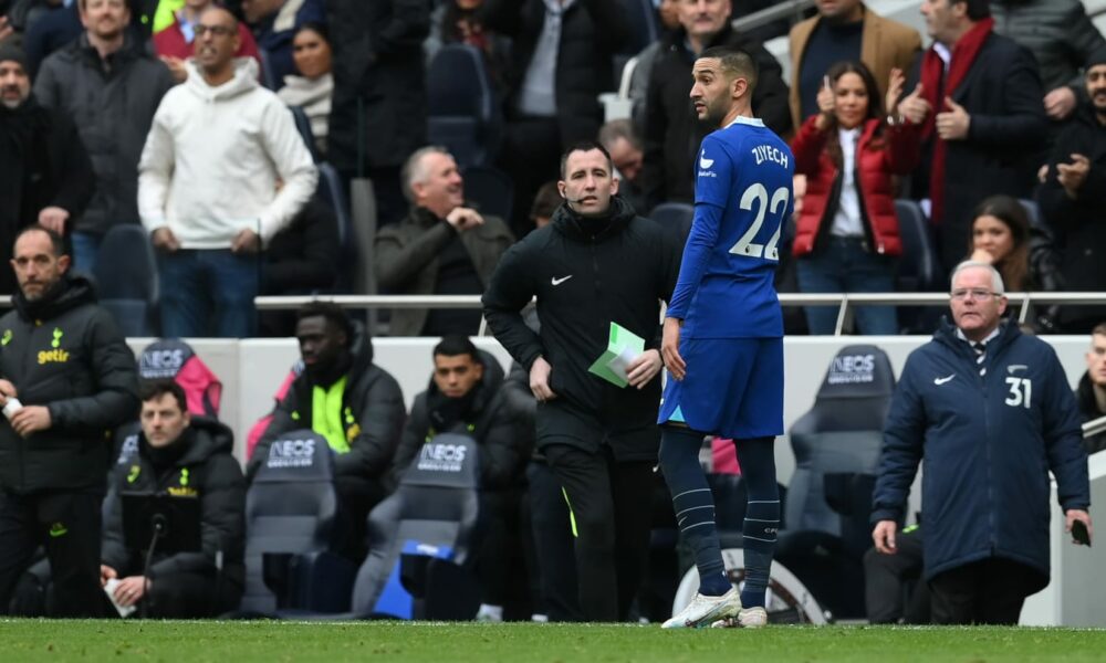 ¿Por qué le anularon la tarjeta roja a Hakim Ziyech ante el Tottenham?