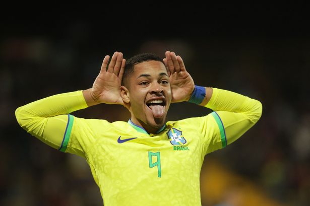 El propietario del Arsenal, Stan Kroenke, ‘lidera’ la carrera de Chelsea y Barcelona por el ‘mayor’ prodigio brasileño