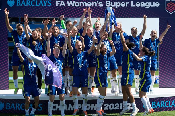El último día de la temporada de la Superliga Femenina se movió cuando se tomó la decisión de la Premier League