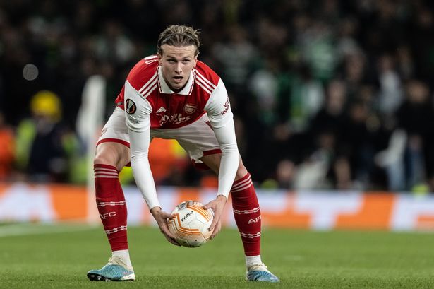 Lo que Bukayo Saka le hizo a Rob Holding en el vestuario del Arsenal, después de una gran victoria en el Crystal Palace