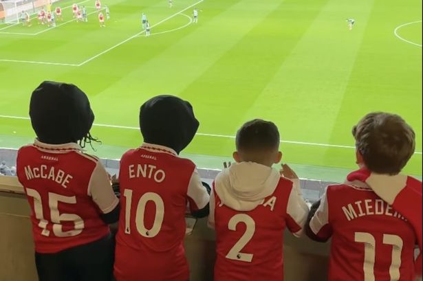 Kim Kardashian dispara Twitter en frenesí cuando su hijo usa la camiseta de Arsenal Women para el partido contra Sporting
