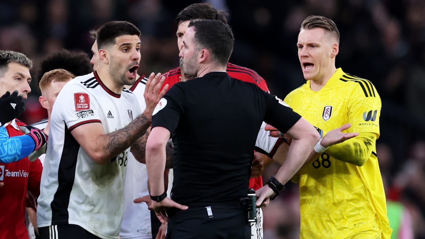Aleksandar Mitrovic da una extraña explicación por la tarjeta roja contra el Manchester United