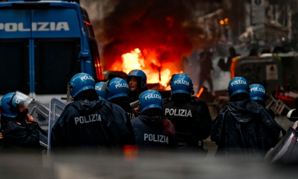 Caos en Italia cuando los fanáticos del Eintracht Frankfurt se amotinan y chocan con la policía en Napoli