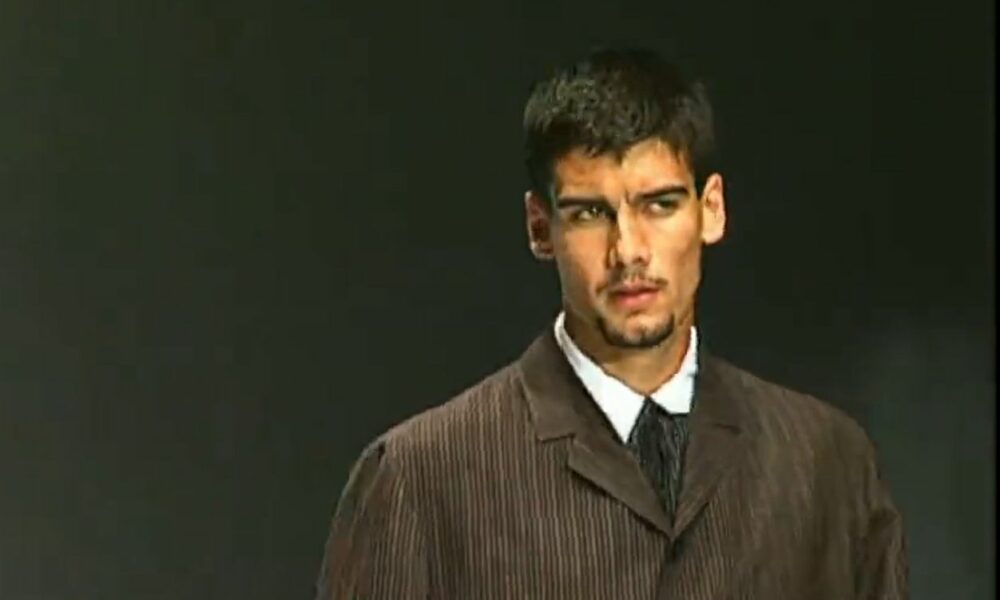 El joven Pep Guardiola pasea por la pasarela de Barcelona