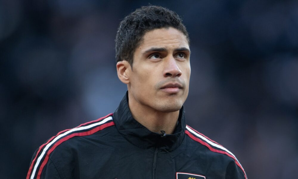Manchester United le dio susto a Raphael Varane por lesión en la víspera del viaje a Liverpool