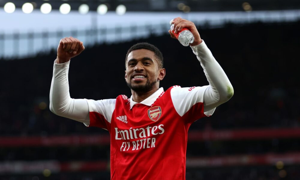 Reiss Nelson reacciona al marcar el gol de la victoria del Arsenal contra el Bournemouth