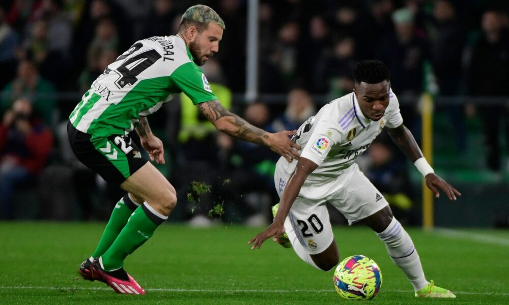 Más gritos de ‘mono’ dirigidos a Vinicius Junior por parte de la afición del Real Betis en otro día oscuro para LaLiga