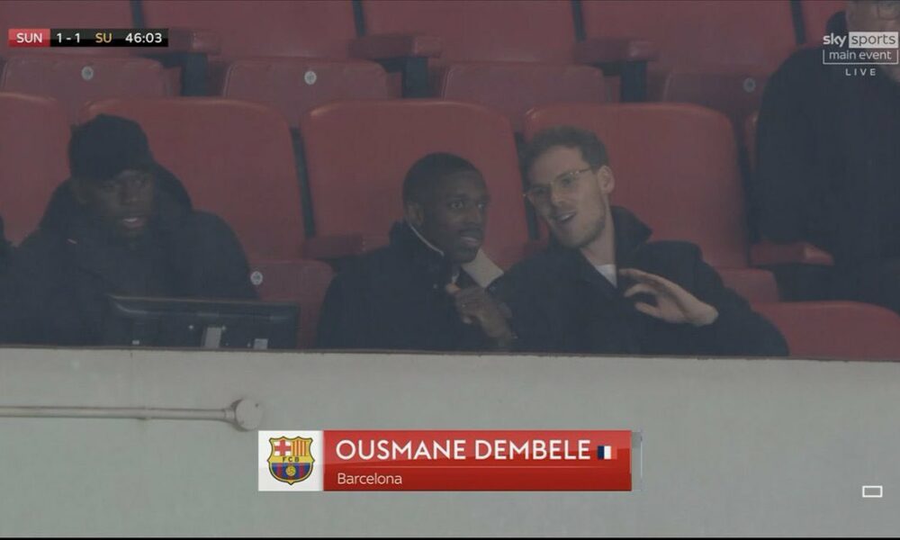 Ousmane Dembele fotografiado en un partido de fútbol en Inglaterra, mientras sus compañeros se preparan para El Clásico