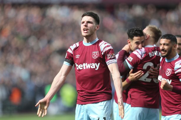 Andy Carroll insta a su ex compañero de equipo a elegir la transferencia del Arsenal en lugar de Chelsea o Manchester United