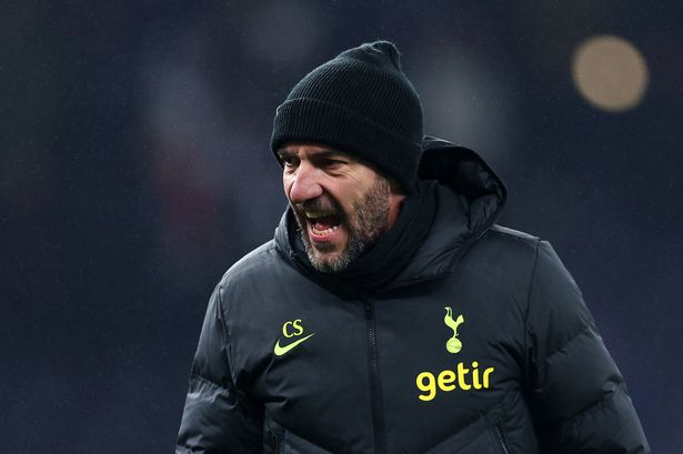 Cristian Stellini acusa a los medios de intentar ‘golpear’ al Tottenham pero explica cómo le ayuda