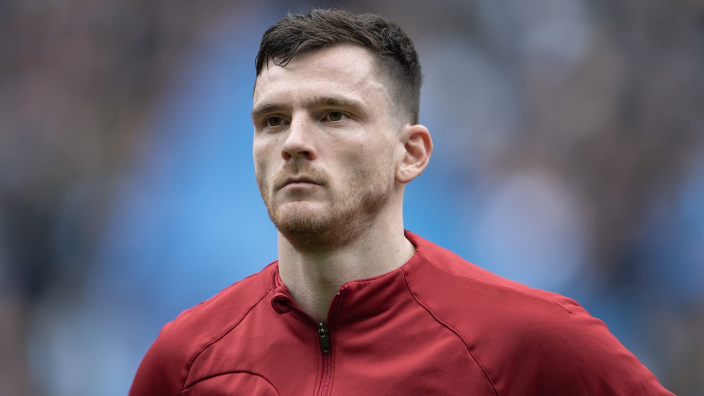 Andy Robertson amonestado tras parecer golpeado por el árbitro asistente