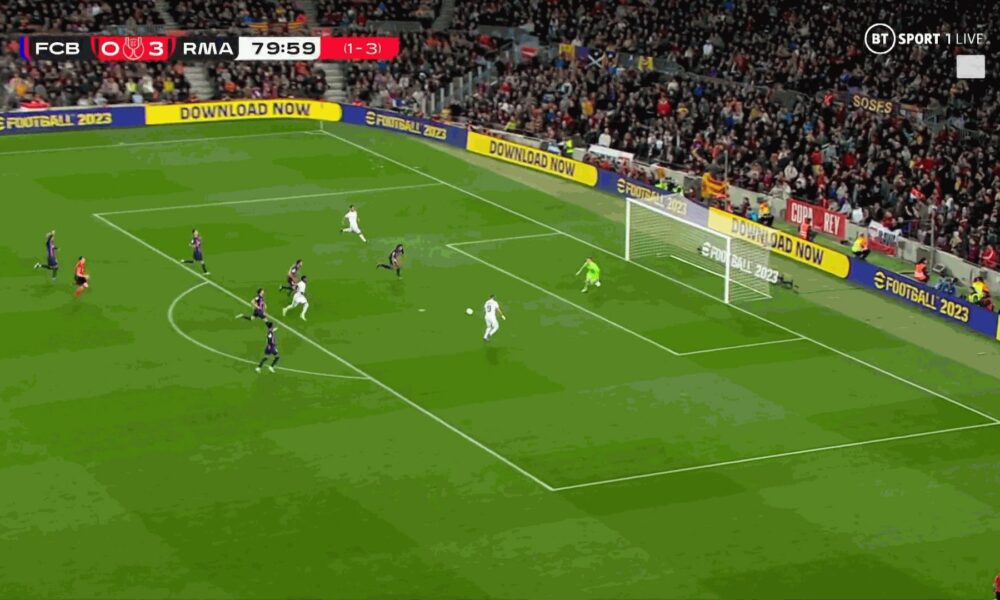 Karim Benzema *ahora* tiene su hat-trick, cuando el Real Madrid marca su cuarto contra el Barcelona