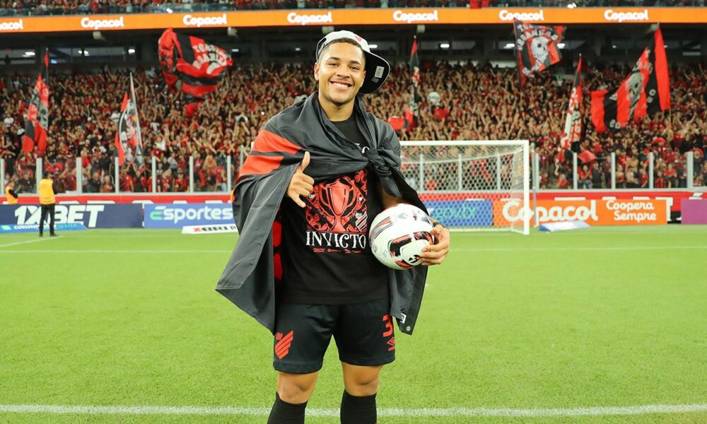 El objetivo del Barcelona, ​​Vitor Roque, asegura el tercer trofeo con el Athletico Paranaense