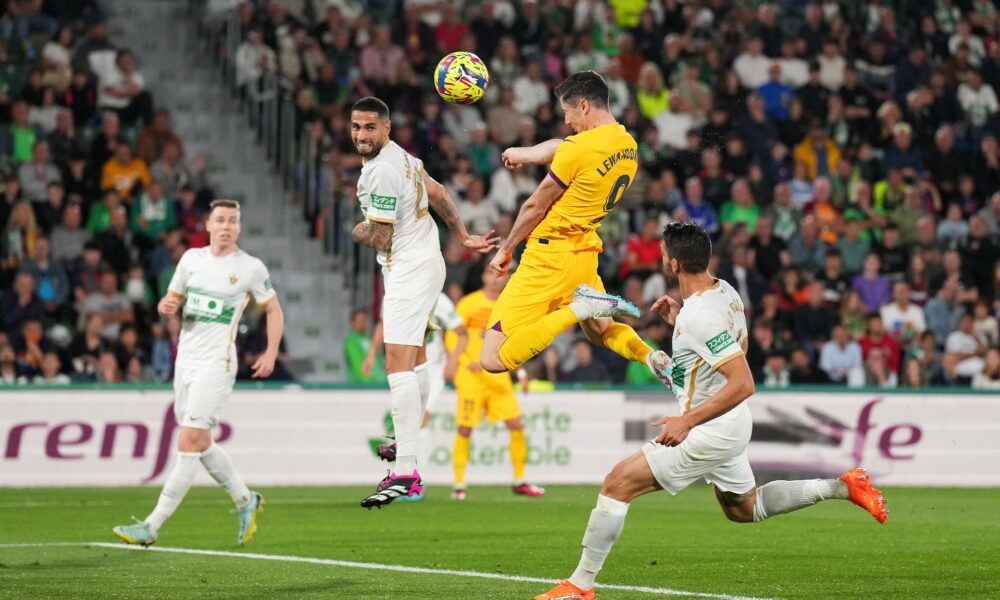 Robert Lewandowski adelanta al Barcelona ante el Elche